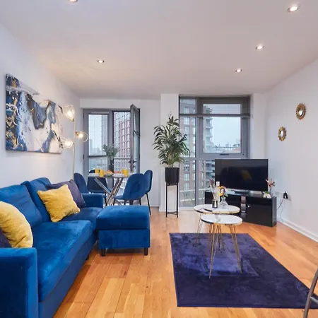 Spacious 4 Beds Apt - Perfect For Families, Contractors & Free Parking شقة *