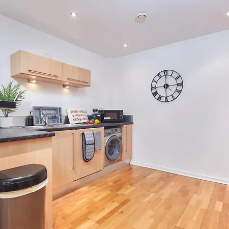 Spacious 4 Beds Apt - Perfect For Families, Contractors & Free Parking Leeds (West Yorkshire)