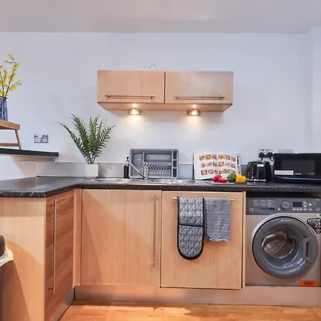 شقة Spacious 4 Beds Apt - Perfect For Families, Contractors & Free Parking ليدز