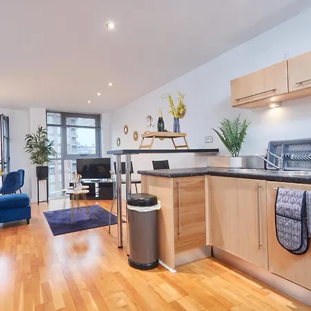 Spacious 4 Beds Apt - Perfect For Families, Contractors & Free Parking شقة ليدز