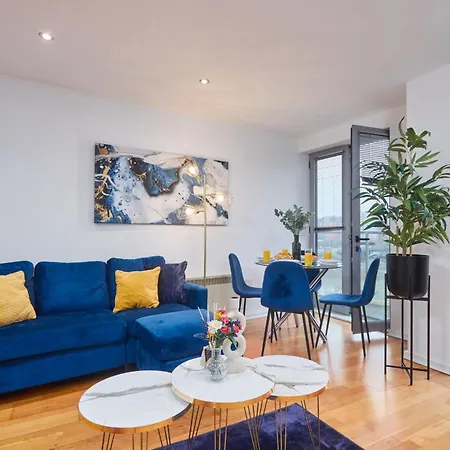 Spacious 4 Beds Apt - Perfect For Families, Contractors & Free Parking شقة *