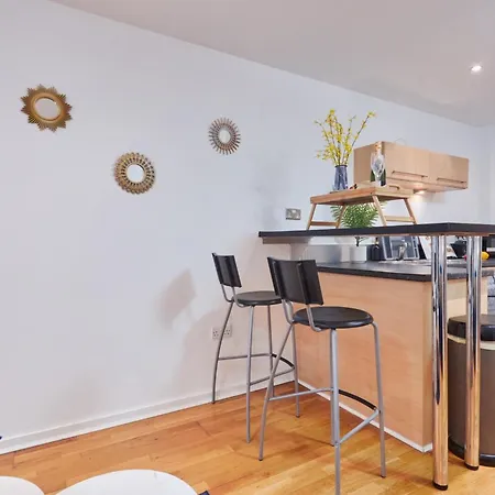 Spacious 4 Beds Apt - Perfect For Families, Contractors & Free Parking شقة