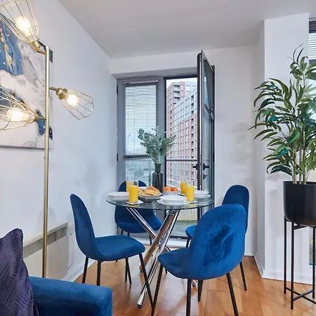 Spacious 4 Beds Apt - Perfect For Families, Contractors & Free Parking * ليدز
