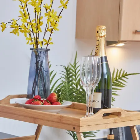 Spacious 4 Beds Apt - Perfect For Families, Contractors & Free Parking *