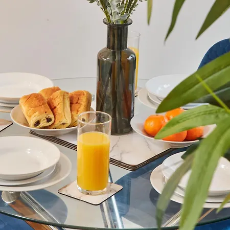 Spacious 4 Beds Apt - Perfect For Families, Contractors & Free Parking Apartment