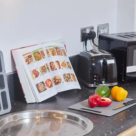 Spacious 4 Beds Apt - Perfect For Families, Contractors & Free Parking شقة *