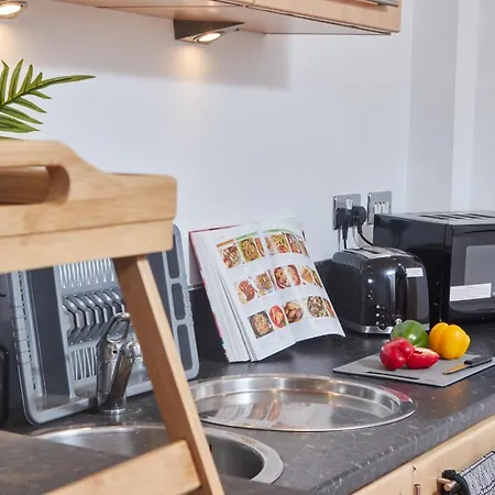 شقة Spacious 4 Beds Apt - Perfect For Families, Contractors & Free Parking