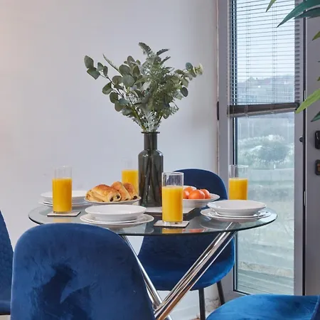Spacious 4 Beds Apt - Perfect For Families, Contractors & Free Parking شقة ليدز