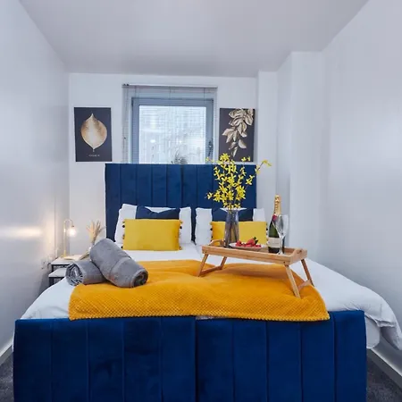 Spacious 4 Beds Apt - Perfect For Families, Contractors & Free Parking شقة ليدز