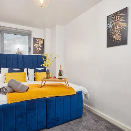 شقة Spacious 4 Beds Apt - Perfect For Families, Contractors & Free Parking ليدز
