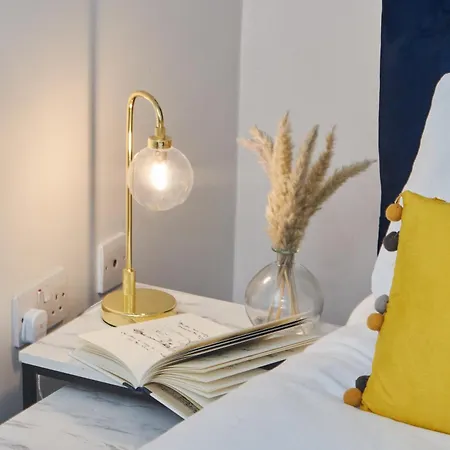 شقة Spacious 4 Beds Apt - Perfect For Families, Contractors & Free Parking *
