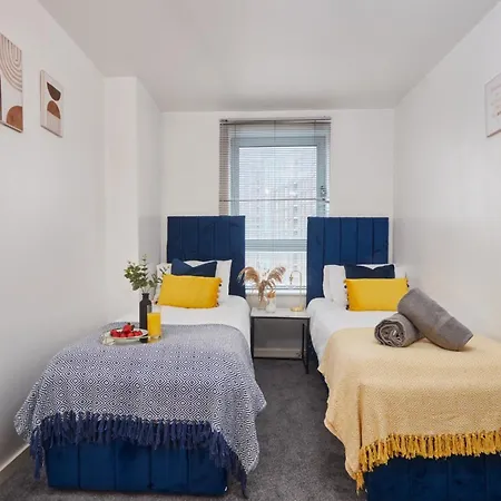 Spacious 4 Beds Apt - Perfect For Families, Contractors & Free Parking * Leeds (West Yorkshire)