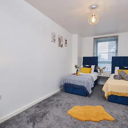 Spacious 4 Beds Apt - Perfect For Families, Contractors & Free Parking *