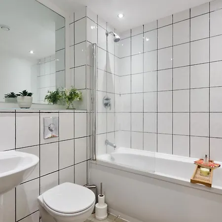 Spacious 4 Beds Apt - Perfect For Families, Contractors & Free Parking ليدز